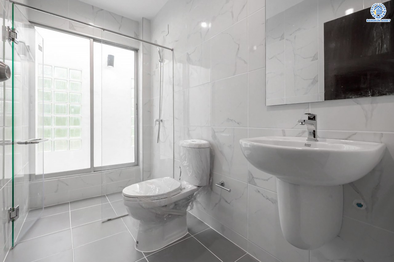 บ้านมือสองตกแต่งใหม่ โครงการ โนเบิล วานา วัชรพล ดีไซน์สุดโดดเด่น เนื้อที่ 101 ตร.ว. ฟังก์ชันจัดเต็ม 3 ห้องนอน 4 ห้องน้ำ 1 ห้องแม่บ้าน จอดรถได้ 2 คัน บนทำเลเดินทางสะดวก ใกล้เซ็นทรัลรามอินทรา, จุดขึ้นทางด่วน "สุขาภิบาล5-1" และรถไฟฟ้าสายสีชมพู "สถานีวัชรพล"